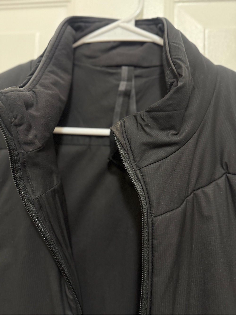 Lululemon Men's Insulated Black Puffer Vest I excellent conditions - Picture 5 of 15